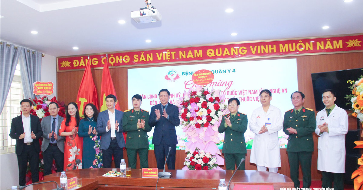 Đồng chí Hoàng Nghĩa Hiếu thăm, chúc mừng một số cơ sở y tế trên địa bàn tỉnh