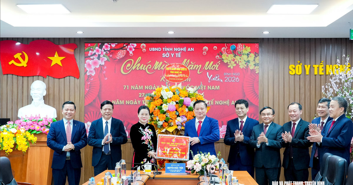 Bí thư Tỉnh ủy Nguyễn Khắc Thận chúc mừng Sở Y tế, Bệnh viện Đa khoa thành phố Vinh nhân Ngày Thầy thuốc Việt Nam