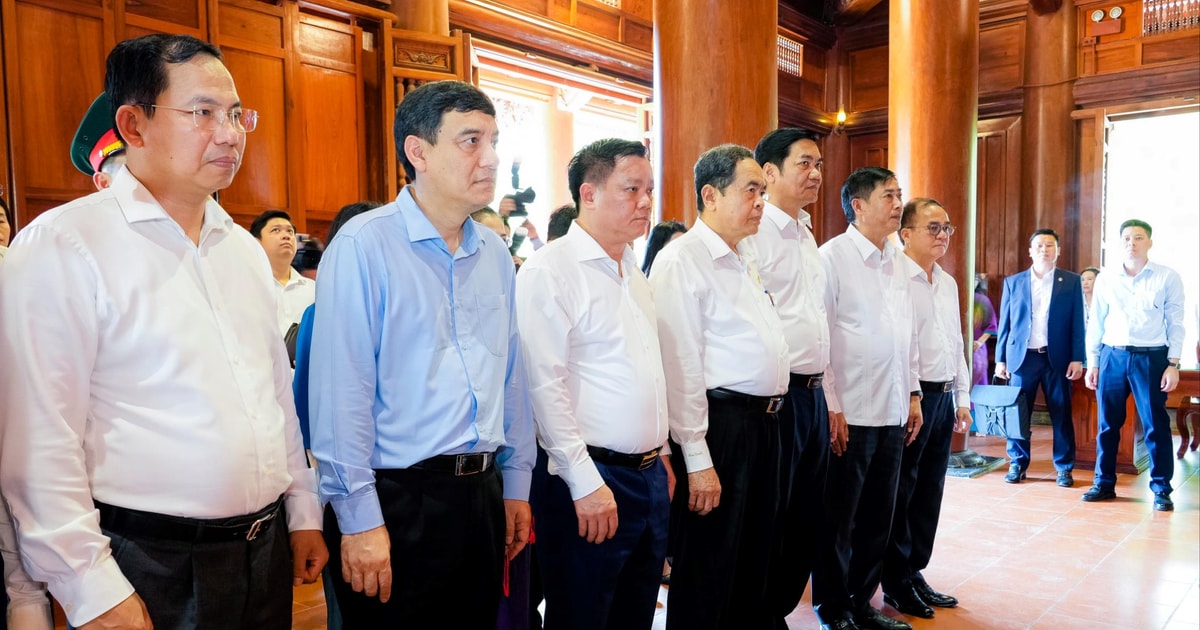 Chủ tịch Quốc hội Trần Thanh Mẫn dâng hương tưởng niệm Chủ tịch Hồ Chí Minh