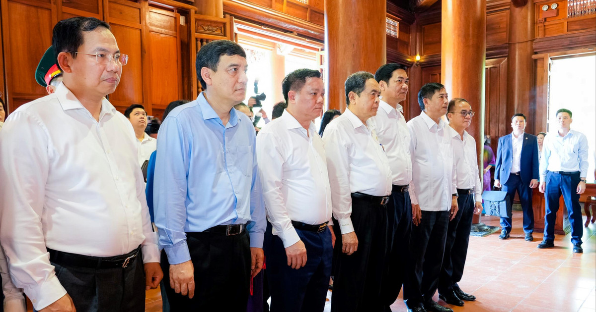 Chủ tịch Quốc hội Trần Thanh Mẫn dâng hương tưởng niệm Chủ tịch Hồ Chí Minh