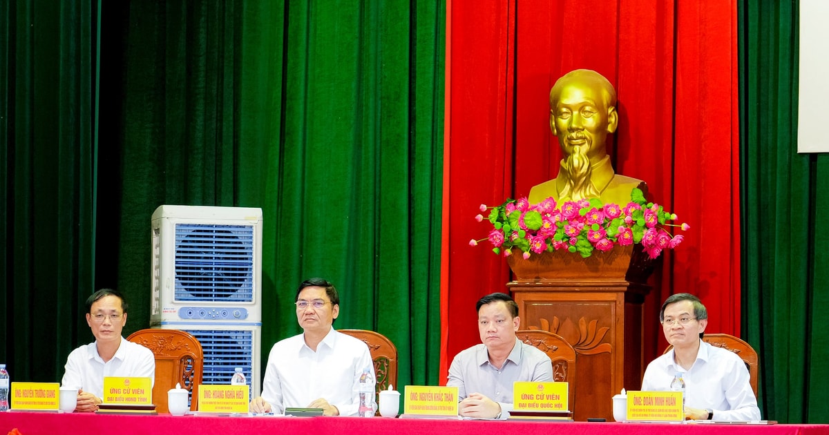 Đồng chí Đoàn Minh Huấn và các ứng cử viên đại biểu Quốc hội, HĐND tỉnh tiếp xúc cử tri