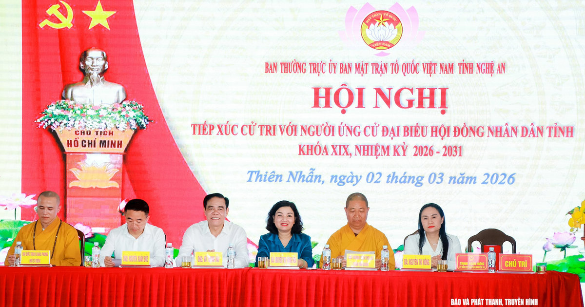 Chủ tịch UBND tỉnh Nghệ An Võ Trọng Hải và các ứng cử viên đại biểu HĐND tỉnh tiếp xúc cử tri xã Thiên Nhẫn