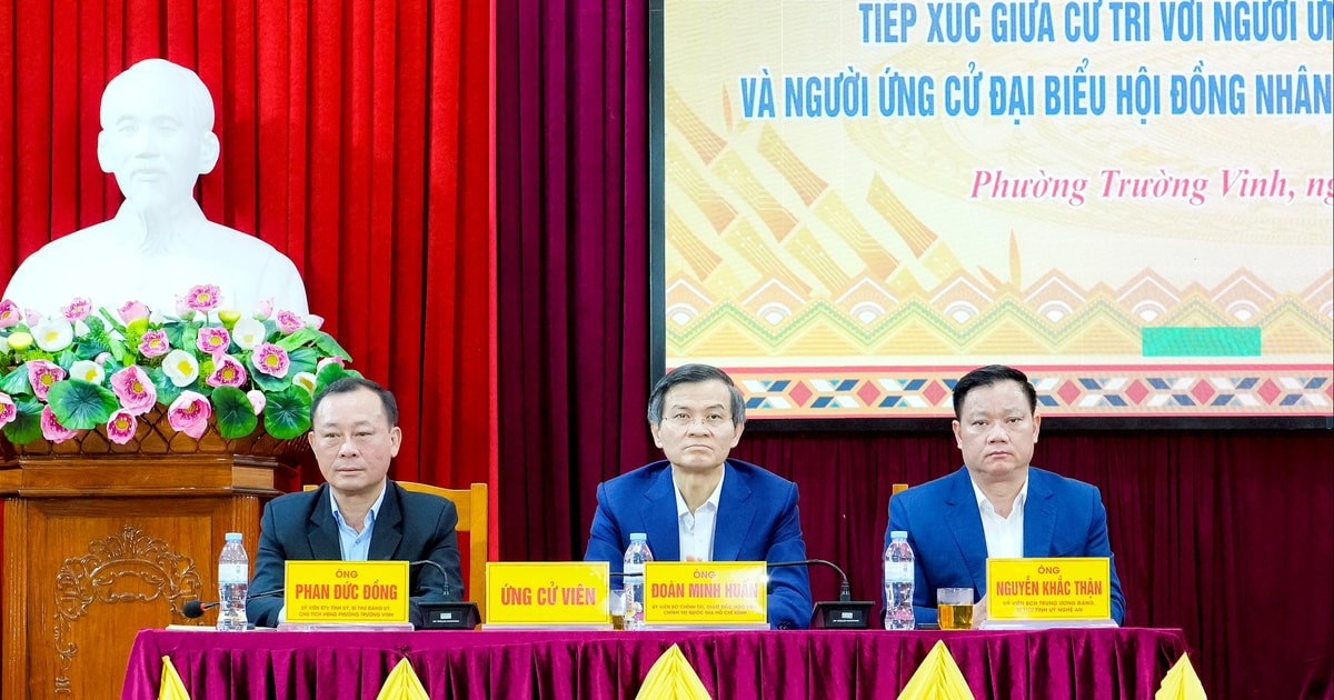 Giám đốc Học viện Chính trị Quốc gia Hồ Chí Minh và Bí thư Tỉnh uỷ Nghệ An tiếp xúc cử tri phường Trường Vinh, Vinh Lộc