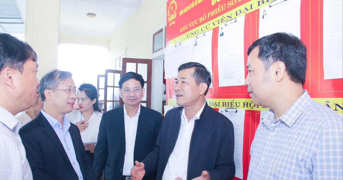 Phó Chủ tịch UBND tỉnh Thái  Văn Thành kiểm tra công tác bầu cử tại các xã miền núi, vùng đồng bào dân tộc thiểu số, biên giới