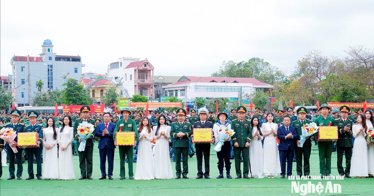 Chính ủy Quân khu 4 và Bí thư Tỉnh ủy Nghệ An động viên tân binh lên đường nhập ngũ