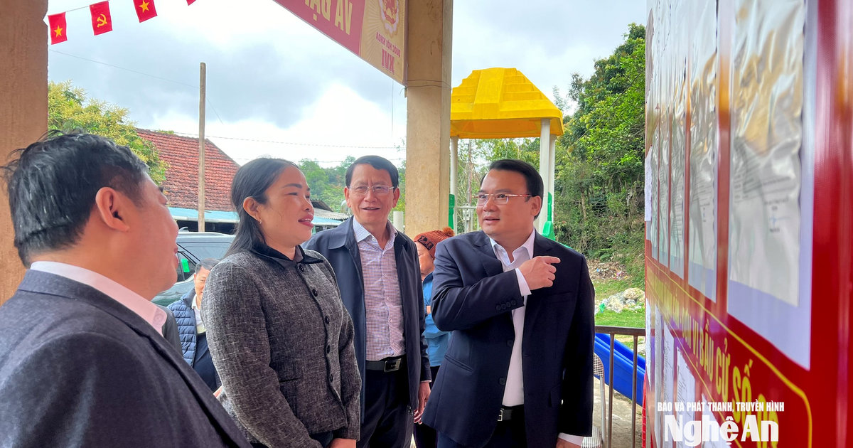 Phó Chủ tịch UBND tỉnh Phùng Thành Vinh kiểm tra công tác bầu cử tại các xã Nậm Cắn, Mường Xén, Mường Típ