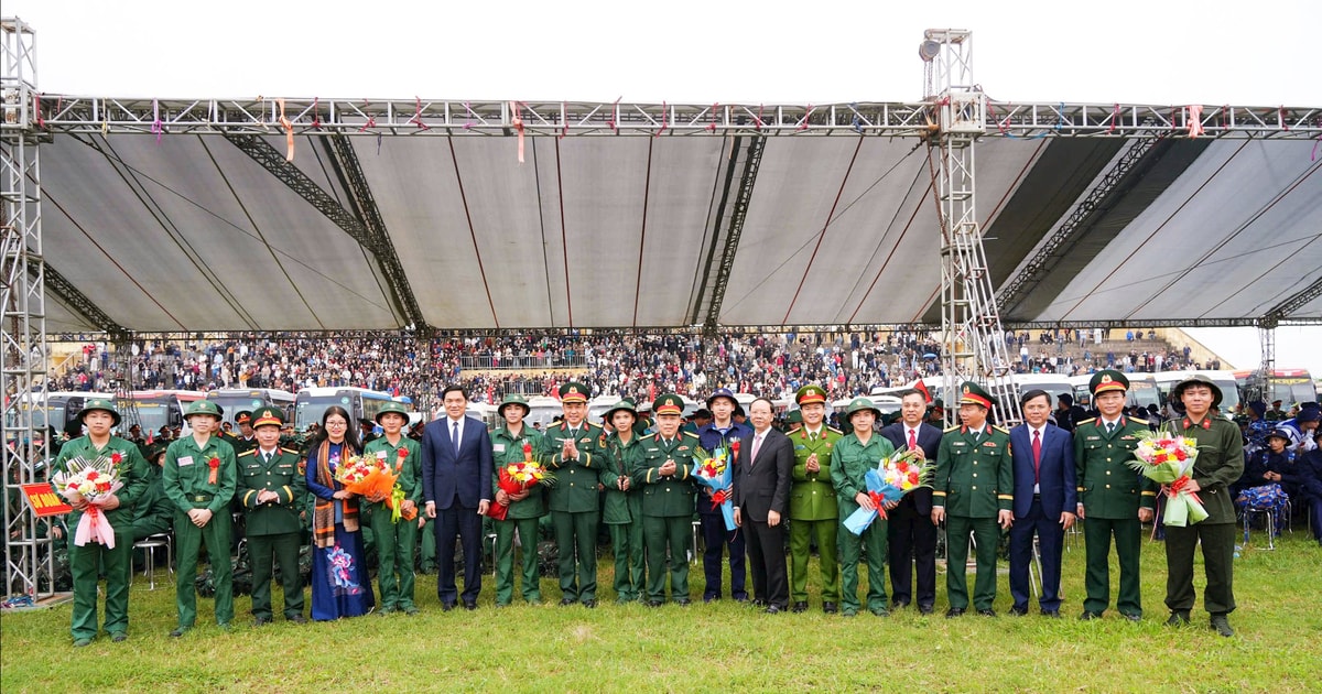 Phó Bí thư Thường trực Tỉnh ủy Nghệ An Hoàng Nghĩa Hiếu dự lễ giao nhận quân năm 2026