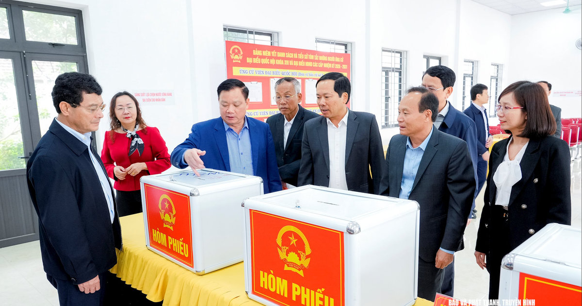 Bí thư Tỉnh ủy Nguyễn Khắc Thận kiểm tra công tác chuẩn bị bầu cử tại các xã Thiên Nhẫn, Nam Đàn, Vạn An, Đại Huệ