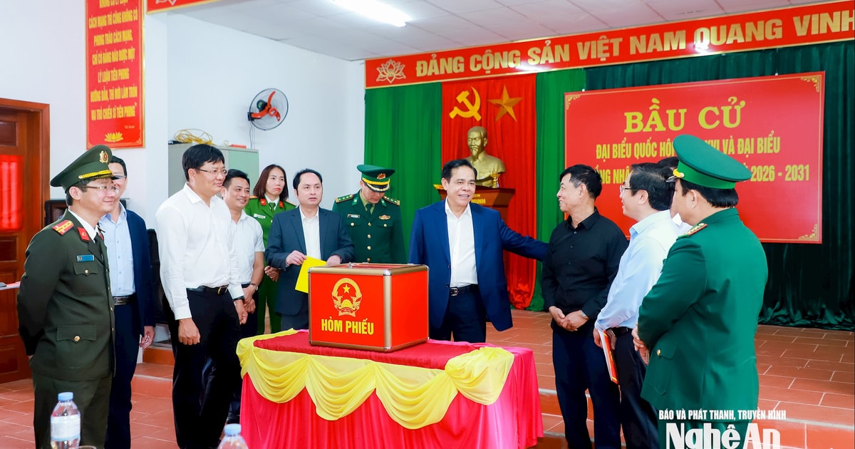 Chủ tịch UBND tỉnh Nghệ An Võ Trọng Hải kiểm tra công tác chuẩn bị bầu cử tại phường Cửa Lò và các xã Hải Lộc, Phúc Lộc, Văn Kiều