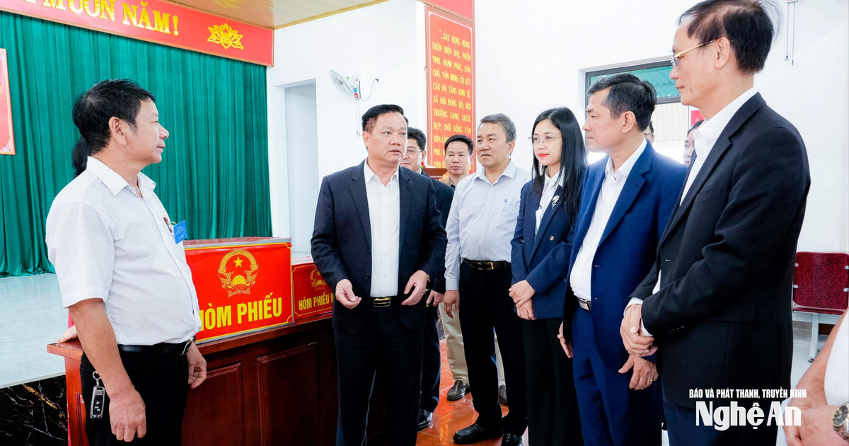 Bí thư Tỉnh ủy Nguyễn Khắc Thận kiểm tra công tác bầu cử tại các xã Hưng Nguyên, Yên Trung, Hưng Nguyên Nam