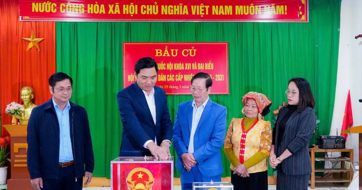 Phó Bí thư Thường trực Tỉnh ủy Hoàng Nghĩa Hiếu kiểm tra công tác chuẩn bị bầu cử tại xã Quỳ Châu, Tiền Phong