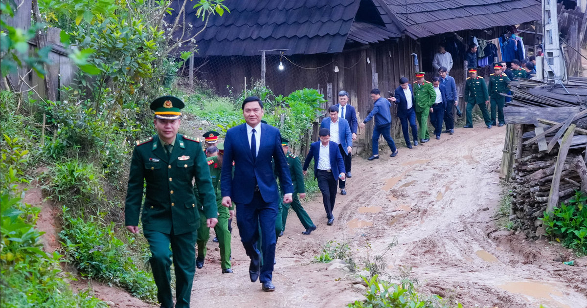 Phó Bí thư Thường trực Tỉnh ủy Hoàng Nghĩa Hiếu tham dự bầu cử sớm cùng người dân bản Huồi Mới, xã Tri Lễ