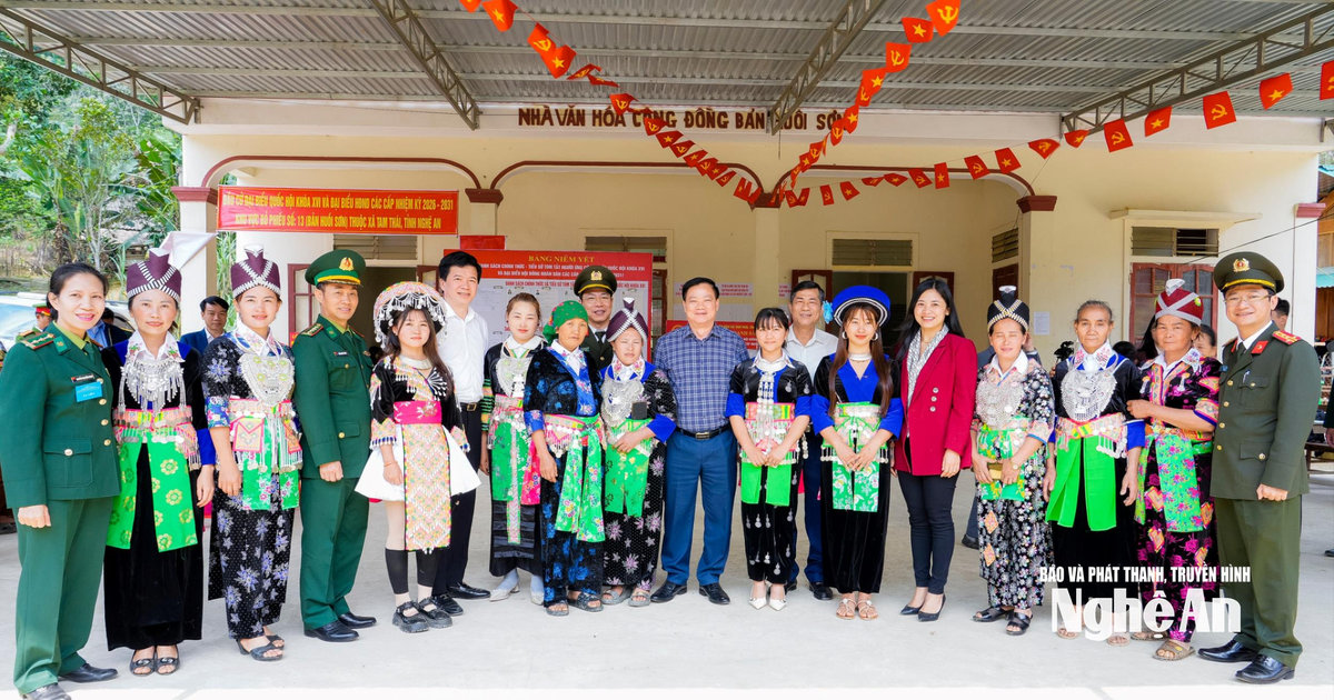 Bí thư Tỉnh ủy Nguyễn Khắc Thận chung vui bầu cử sớm cùng cử tri các bản biên giới xã Tam Thái