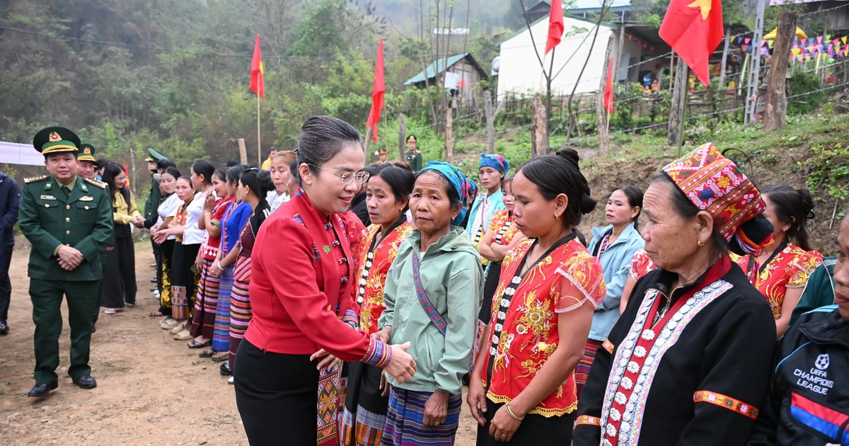 Phó Bí thư Tỉnh ủy Võ Thị Minh Sinh dự bầu cử sớm ở bản Huồi Xui, xã biên giới Keng Đu