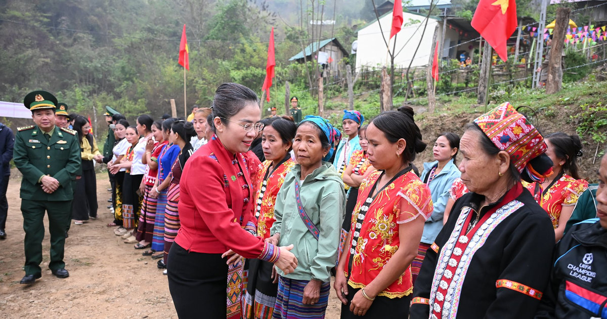 Phó Bí thư Tỉnh ủy Võ Thị Minh Sinh dự bầu cử sớm ở bản Huồi Xui, xã biên giới Keng Đu