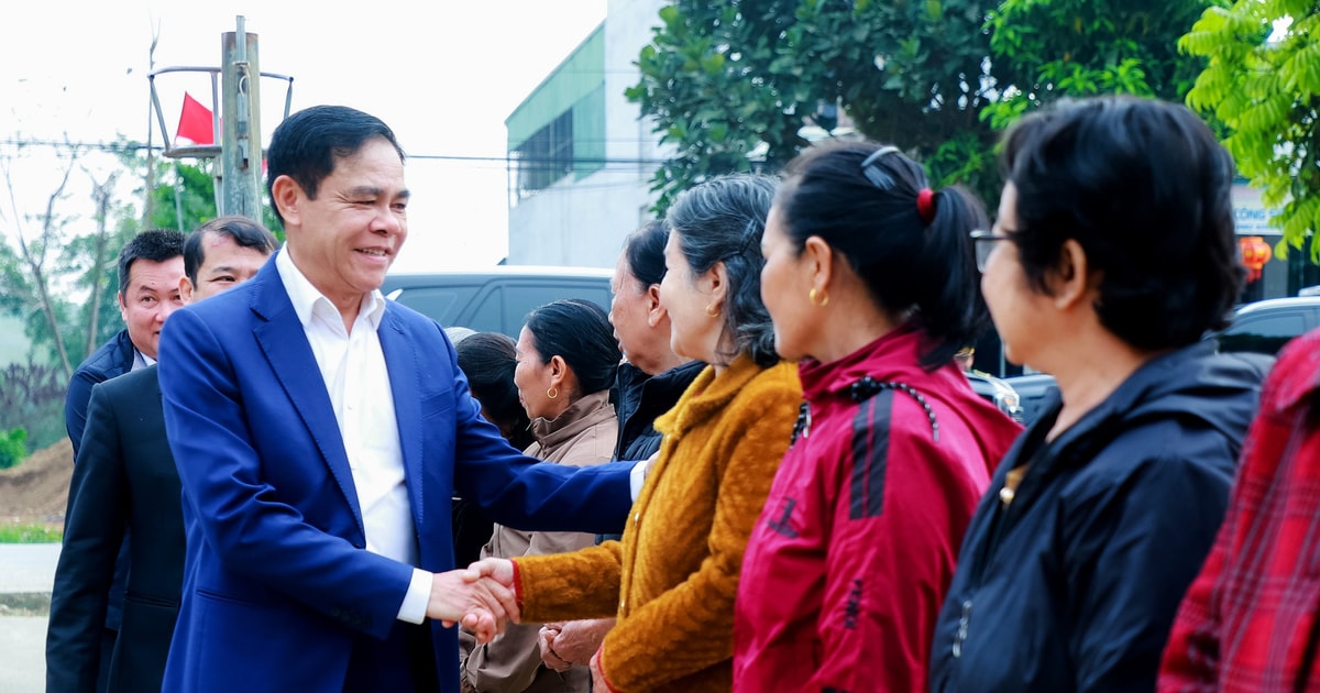 Chủ tịch UBND tỉnh Nghệ An Võ Trọng Hải kiểm tra công tác chuẩn bị bầu cử tại xã Con Cuông