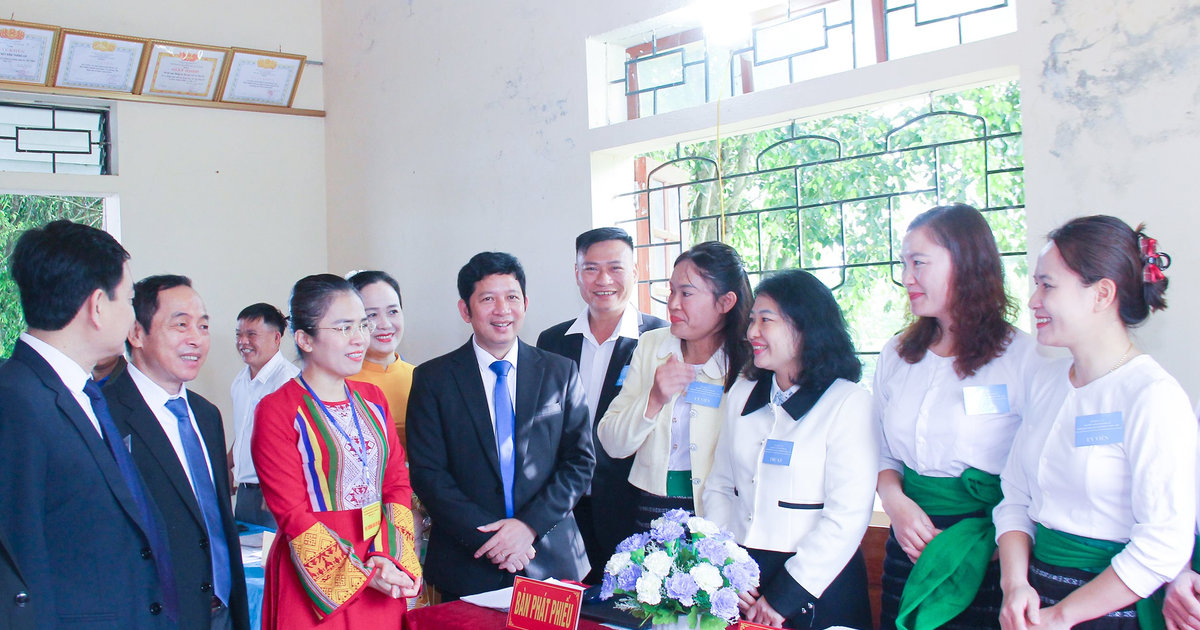 Đồng chí Võ Thị Minh Sinh kiểm tra công tác bầu cử tại một số địa phương