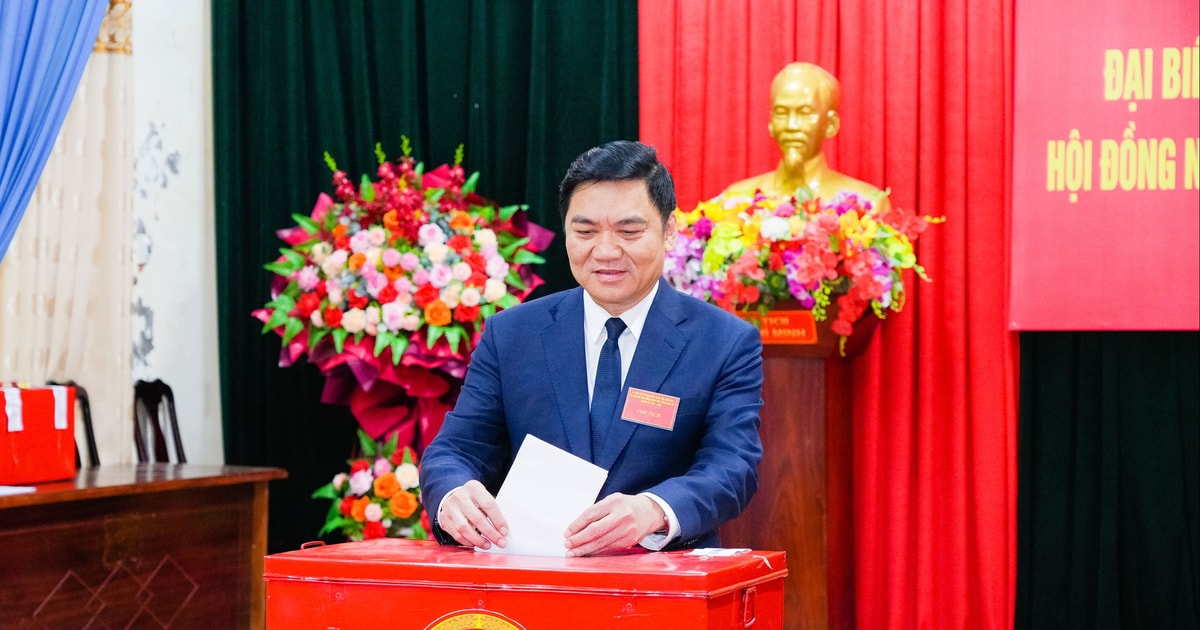Phó Bí thư Thường trực Tỉnh ủy Hoàng Nghĩa Hiếu tham gia bầu cử tại khu vực bầu cử số 8, phường Vinh Phú