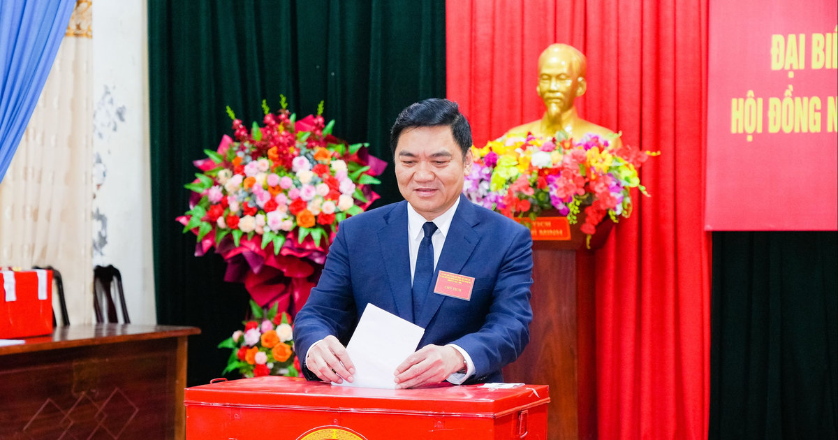 Phó Bí thư Thường trực Tỉnh ủy Hoàng Nghĩa Hiếu tham gia bầu cử tại khu vực bầu cử số 8, phường Vinh Phú