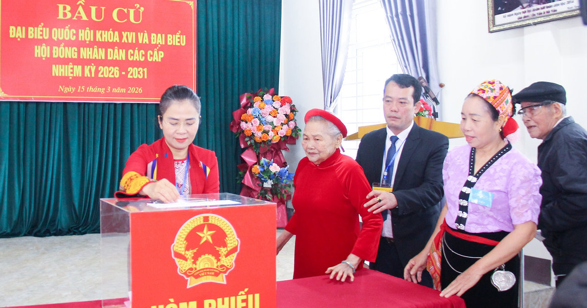 Đồng chí Võ Thị Minh Sinh tham gia bỏ phiếu  tại tổ bầu cử số 9, xã Quỳ Hợp