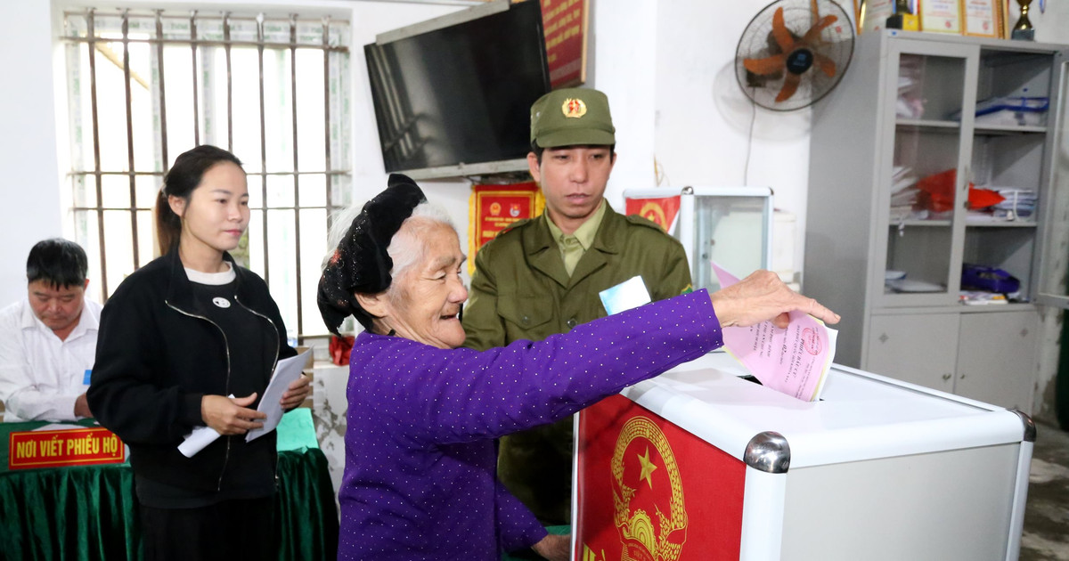 Cử tri vùng ven biển Nghệ An hăng hái thực hiện quyền bầu cử