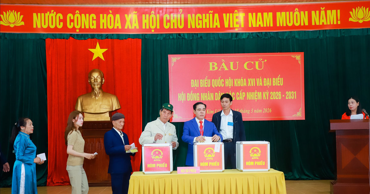 Chủ tịch UBND tỉnh Nghệ An Võ Trọng Hải bỏ phiếu bầu cử tại xóm Sen 2, xã Kim Liên