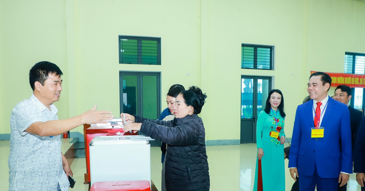 Chủ tịch UBND tỉnh Nghệ An Võ Trọng Hải kiểm tra công tác bầu cử tại các xã Kim Liên và Đại Huệ