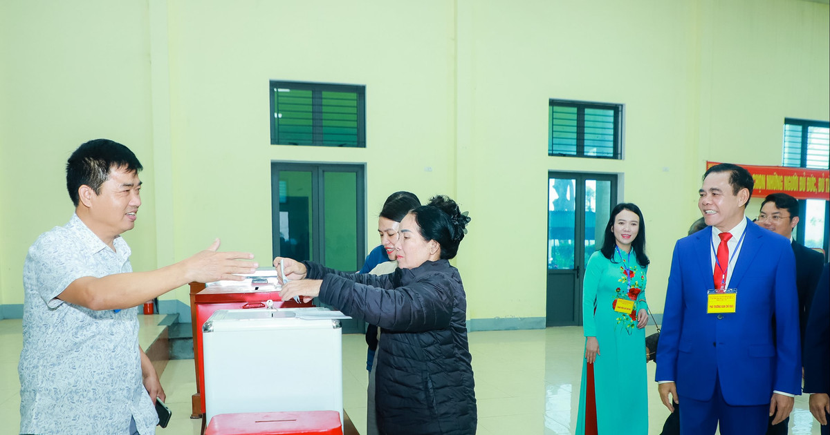 Chủ tịch UBND tỉnh Nghệ An Võ Trọng Hải kiểm tra công tác bầu cử tại các xã Kim Liên và Đại Huệ