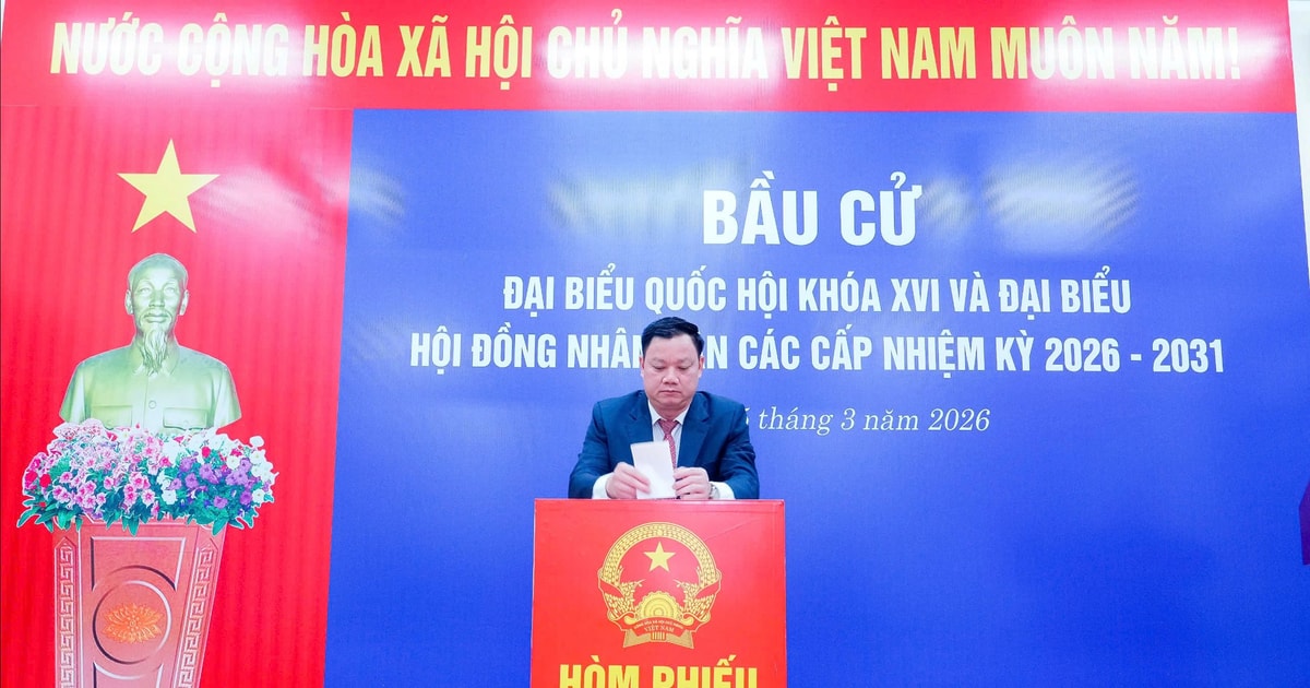 Bí thư Tỉnh uỷ Nguyễn Khắc Thận cùng các cử tri bỏ phiếu bầu đại biểu Quốc hội và HĐND các cấp