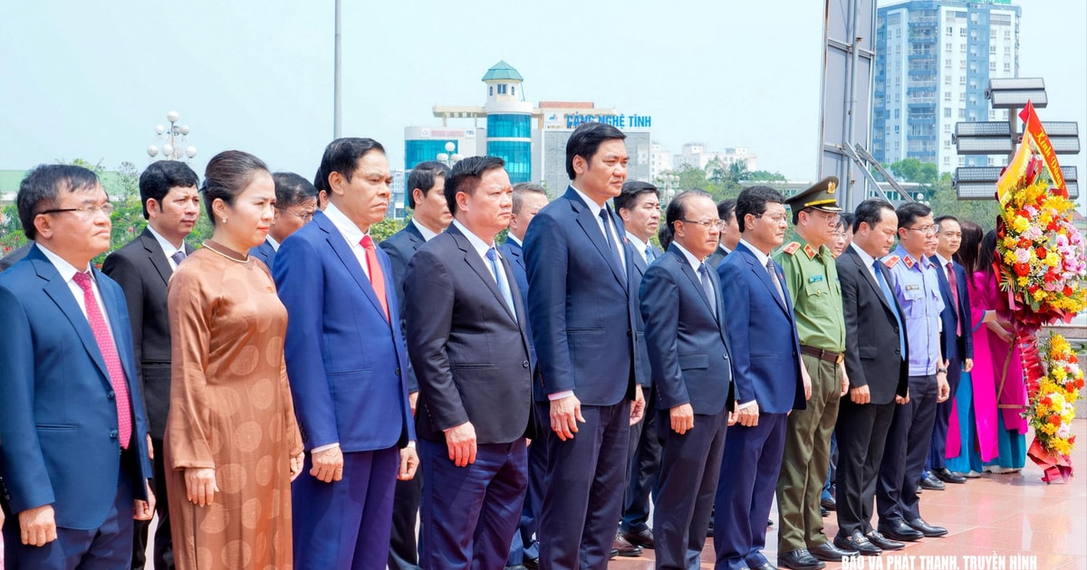 Đoàn đại biểu dự kỳ họp HĐND tỉnh dâng hoa tưởng niệm tại Quảng trường Hồ Chí Minh