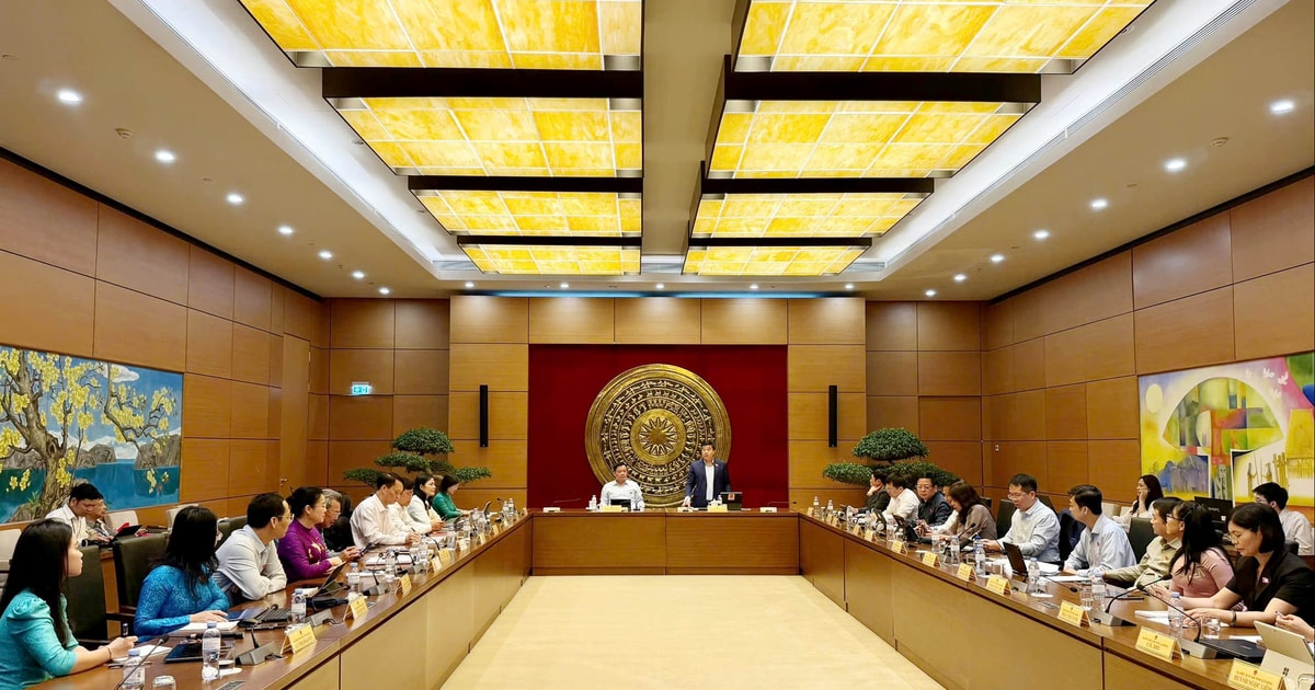 Đoàn đại biểu Quốc hội tỉnh Nghệ An và Lâm Đồng thảo luận tại tổ về 3 dự án luật