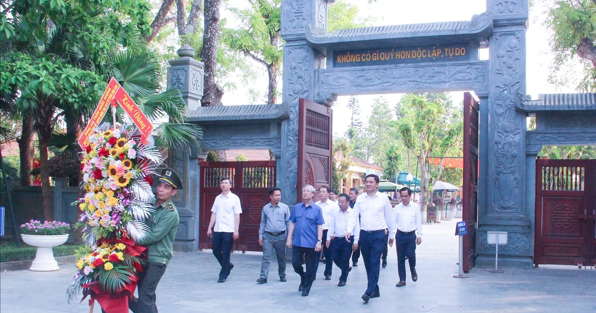 Đồng chí Trần Quốc Vượng dâng hoa, dâng hương tại Khu Di tích Quốc gia đặc biệt Kim Liên