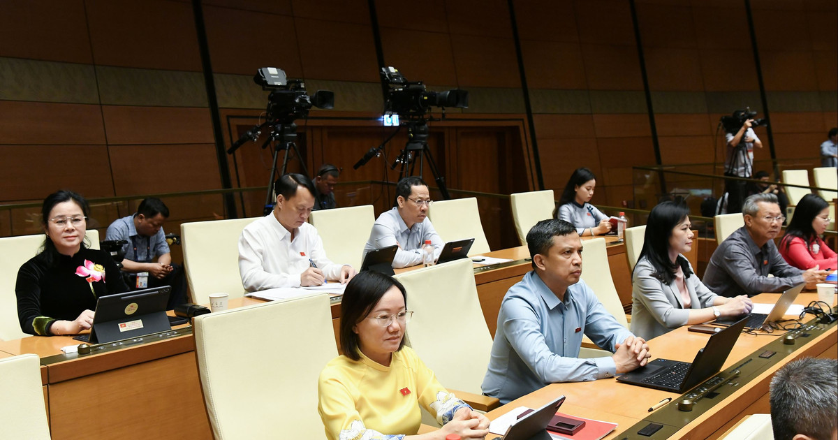 Đại biểu Quốc hội đề xuất tăng lương, hỗ trợ tài chính khi sinh con và thay đổi cách đánh giá học sinh