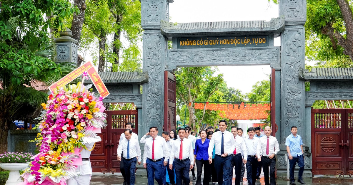 Thường trực Ban Bí thư Trần Cẩm Tú dâng hương tưởng niệm Chủ tịch Hồ Chí Minh