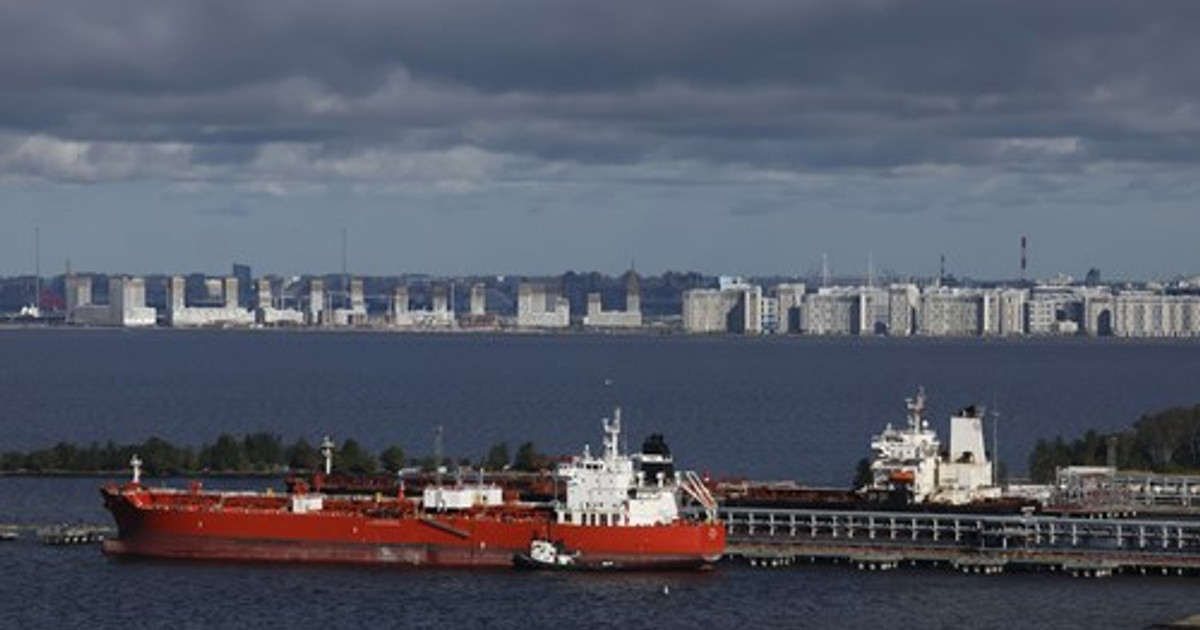 Russia's crude oil production is expected to plummet by 460,000 barrels ...