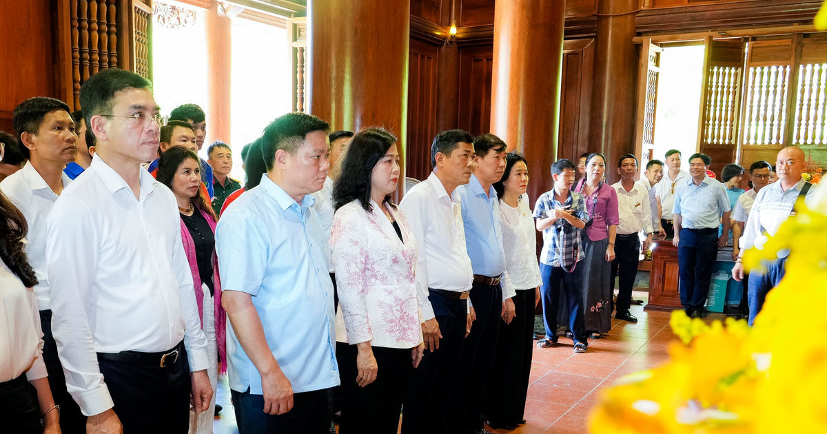 Bộ trưởng Bộ Y tế Đào Hồng Lan dâng hương tưởng niệm Chủ tịch Hồ Chí Minh