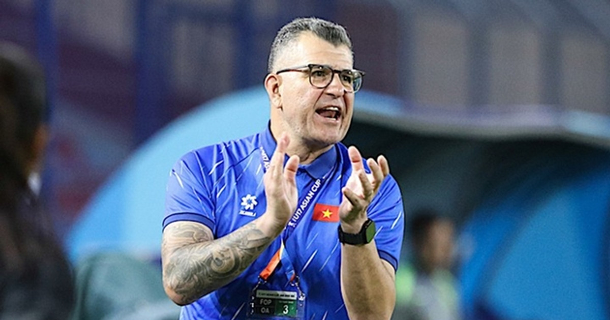 Coach Cristiano Roland encouraged the Vietnam U17 team after their ...