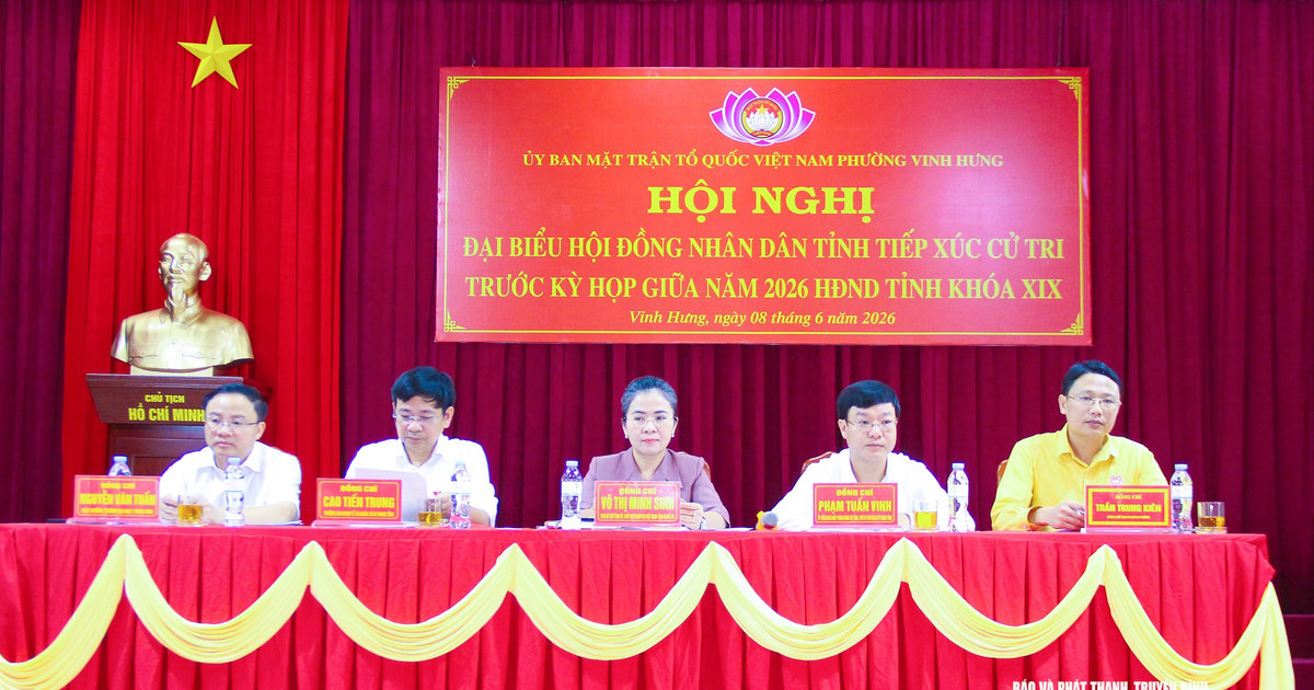 Đồng chí Võ Thị Minh Sinh tiếp xúc cử tri tại phường Vinh Hưng