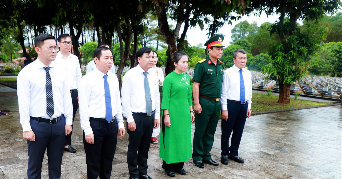 Phó Bí thư Tỉnh ủy Nghệ An Võ Thị Minh Sinh dâng hương tri ân các Anh hùng liệt sĩ trên vùng ‘đất thép’ Vĩnh Linh