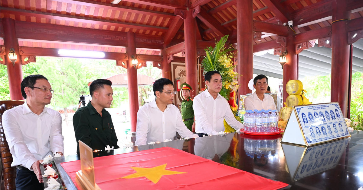 Phó Thủ tướng Nguyễn Văn Thắng dâng hương tưởng niệm các Anh hùng liệt sĩ tại Khu Di tích lịch sử quốc gia Truông Bồn