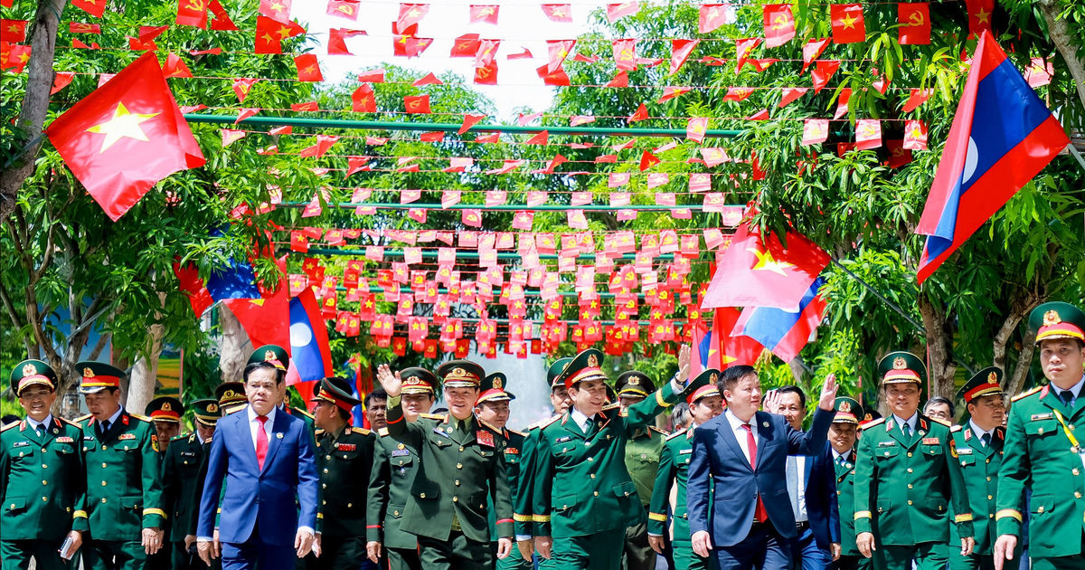 Phó Thủ tướng, Bộ trưởng Quốc phòng Việt Nam, Lào dâng hương tưởng niệm Chủ tịch Hồ Chí Minh tại Kim Liên