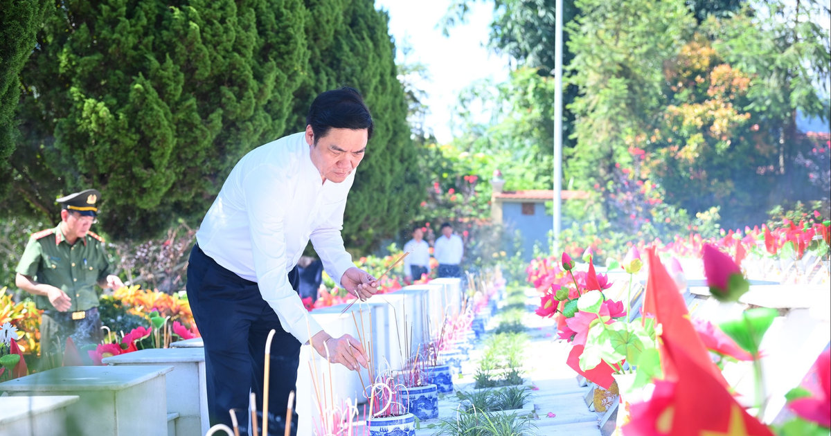 Phó Bí thư Thường trực Tỉnh ủy dâng hương tưởng niệm các Anh hùng liệt sĩ hy sinh tại mặt trận Vị Xuyên