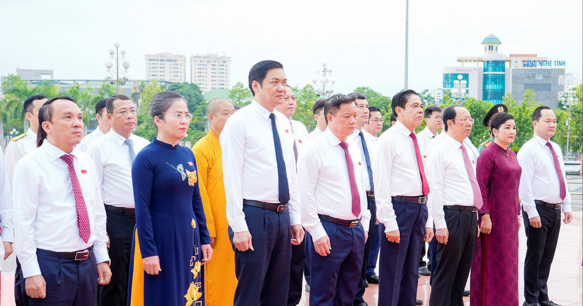 Đoàn đại biểu HĐND tỉnh Nghệ An dâng hoa tưởng niệm Chủ tịch Hồ Chí Minh.