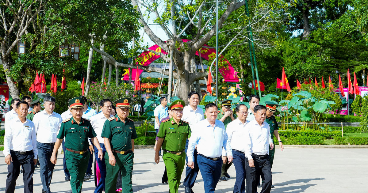 Thường trực Ban Bí thư Trần Cẩm Tú dâng hương tưởng niệm Chủ tịch Hồ Chí Minh, tặng quà tri ân các thương, bệnh binh