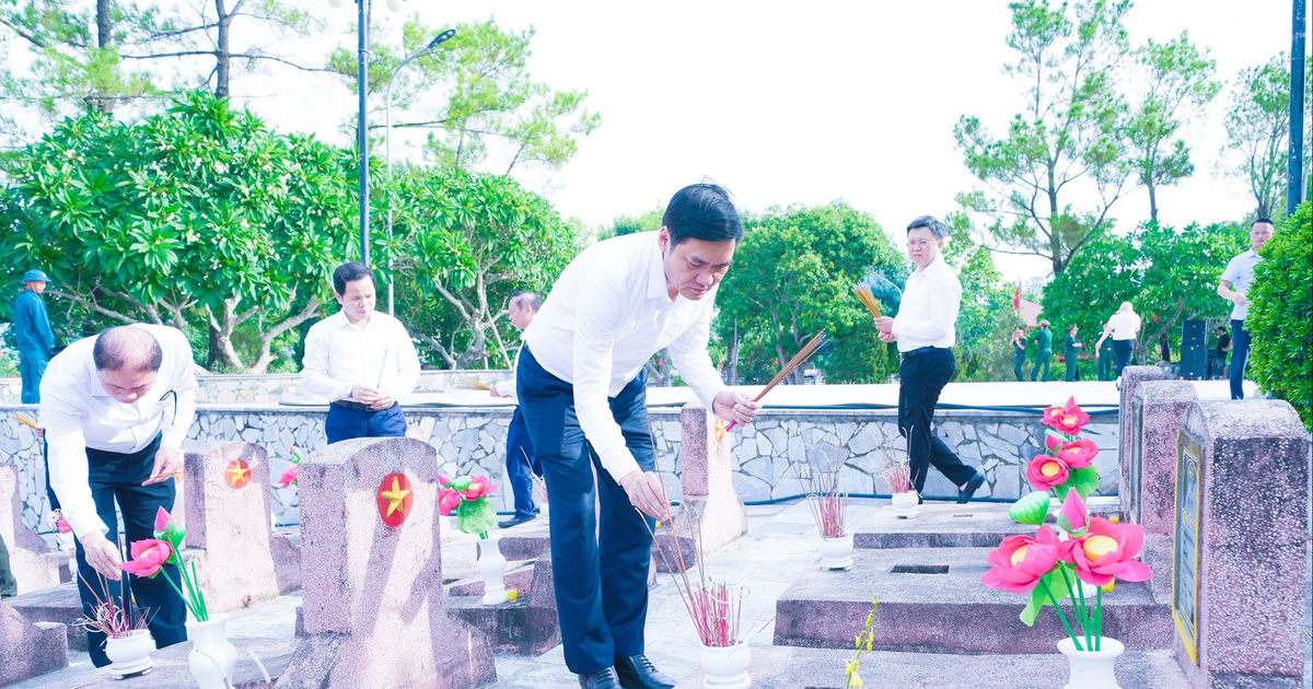 Đồng chí Hoàng Nghĩa Hiếu dâng hương tưởng niệm các Anh hùng liệt sĩ và tặng quà người có công với cách mạng