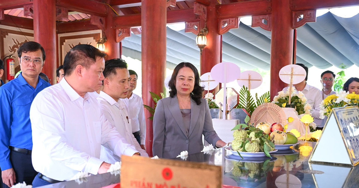 Phó Chủ tịch nước Võ Thị Ánh Xuân dâng hương tưởng niệm các Anh hùng liệt sĩ tại Khu Di tích lịch sử Quốc gia Truông Bồn