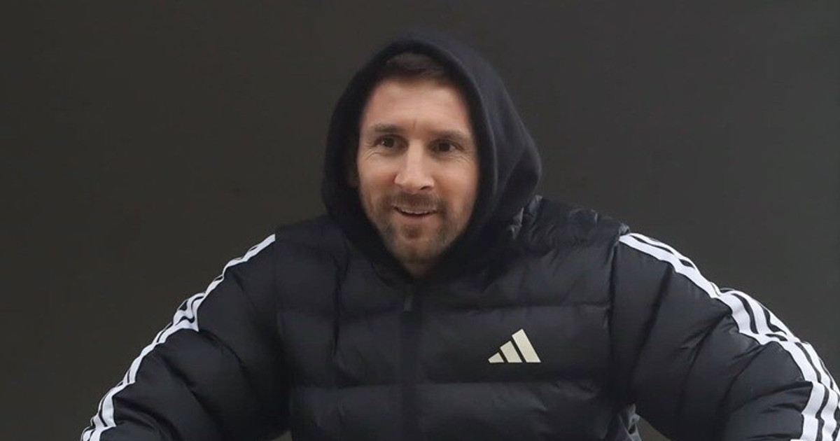 Lionel Messi tái xuất lặng lẽ trên khán đài hạng 4 Argentina ...
