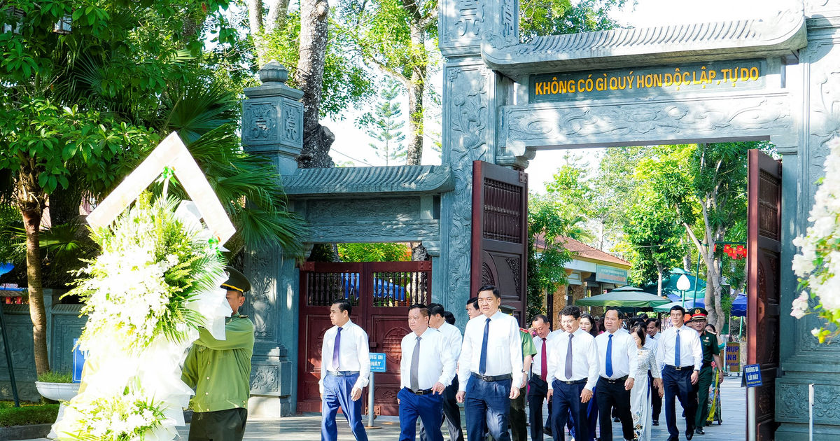 Lãnh đạo tỉnh Nghệ An dâng hoa, dâng hương tưởng niệm Chủ tịch Hồ Chí Minh và các Anh hùng liệt sĩ.