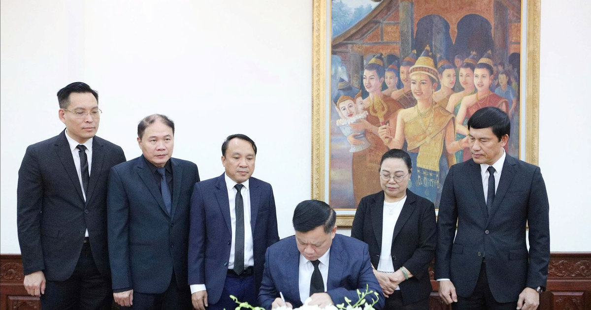 Đoàn đại biểu tỉnh Nghệ An viếng Chủ tịch Quốc hội Lào