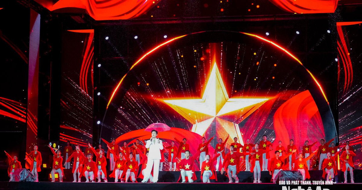 Hàng nghìn người đội mưa thưởng thức chương trình nghệ thuật: "Nghệ An - nơi ánh dương bừng sáng"